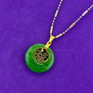 💛 Vintage Faux Green Jade Pendant Necklace | Gold Tone Chinese Character Charm